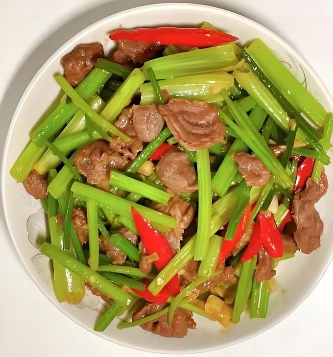 40、芹菜炒腊肉（伍振 摄）.jpg