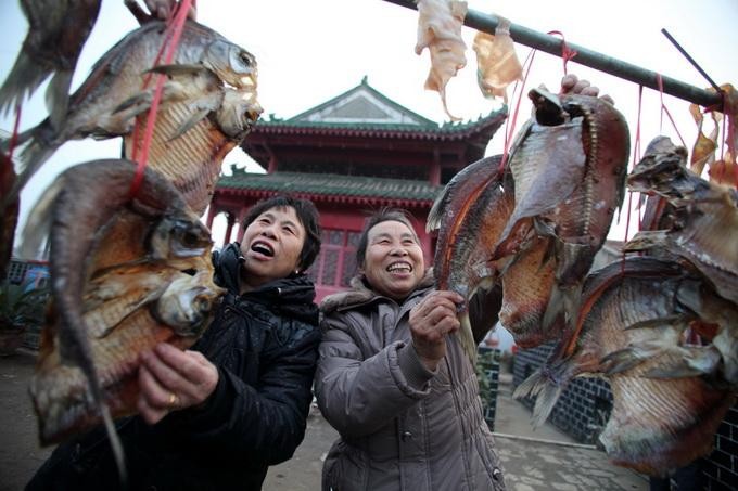 22、蕲州古城居民晾晒咸鱼（伍振 摄）..jpg
