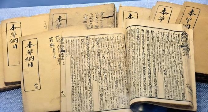 20、李时珍纪念馆的本草纲目古籍版（伍振 摄）.jpg