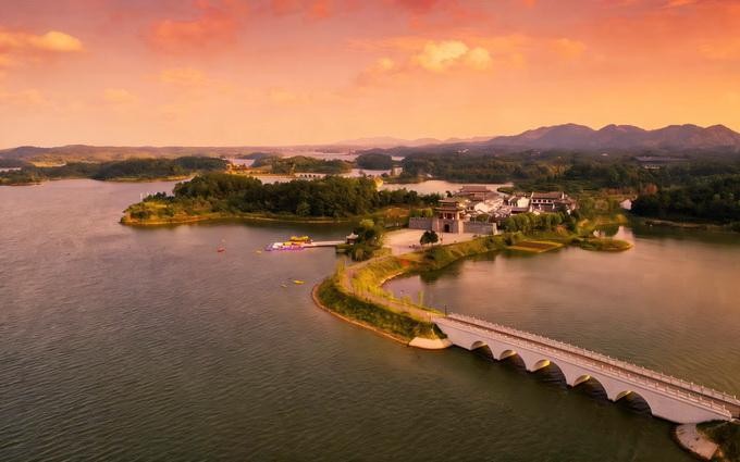 1、李时珍文化旅游区蕲艾小镇和赤龙湖（伍振 摄）.jpg