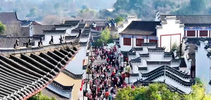 15、李时珍文化旅游区蕲艾小镇游人如织（伍振 摄）.jpg