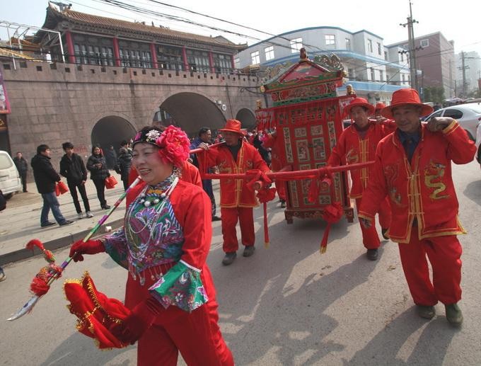 19、蕲州古城保留抬花轿娶媳妇的风俗（伍振 摄）.jpg