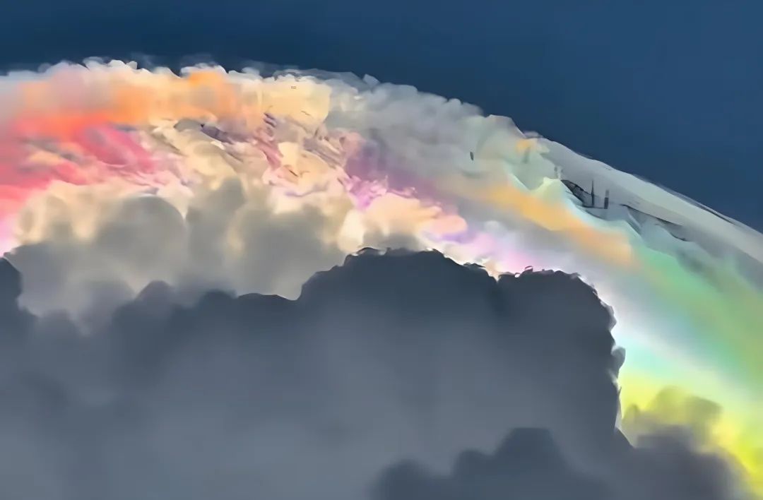 如果你遇见了彩虹，五颜六色的，  彩虹是天空的浪漫