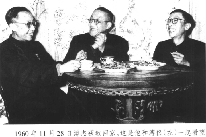 1976年1月8日周恩来总理逝世，溥杰得知噩耗传来，只有抱头痛哭